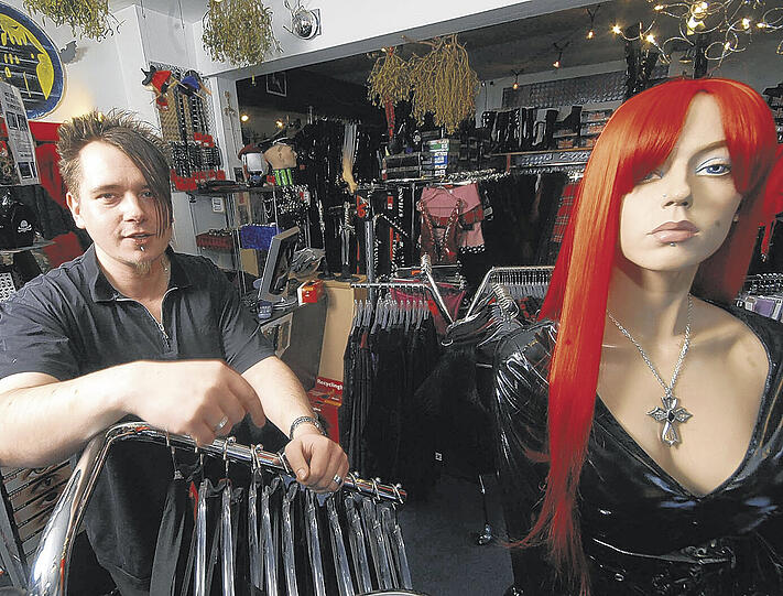 Sündiges Latex, Lack und Leder? Weil Gothic-Shop-Besitzer Marco Meßinger Fetisch-Ware verkauft, wollte die IHK ihm erst keine Ausbildungsgenehmigung für seine Angestellte Katania De Groot erteilen.