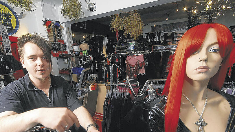 Sündiges Latex, Lack und Leder? Weil Gothic-Shop-Besitzer Marco Meßinger Fetisch-Ware verkauft, wollte die IHK ihm erst keine Ausbildungsgenehmigung für seine Angestellte Katania De Groot erteilen. Sündiges Latex, Lack und Leder? Weil Gothic-Shop-Besitzer Marco Meßinger Fetisch-Ware verkauft, wollte die IHK ihm erst keine Ausbildungsgenehmigung für seine Angestellte Katania De Groot erteilen.
