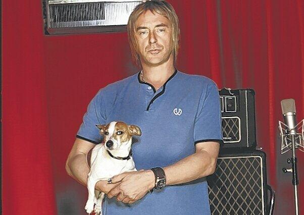 Ein Stillleben mit Mikrofon, Verstärker, Hund und Paul Weller - der 50jährige spielt in der Tonhalle.
