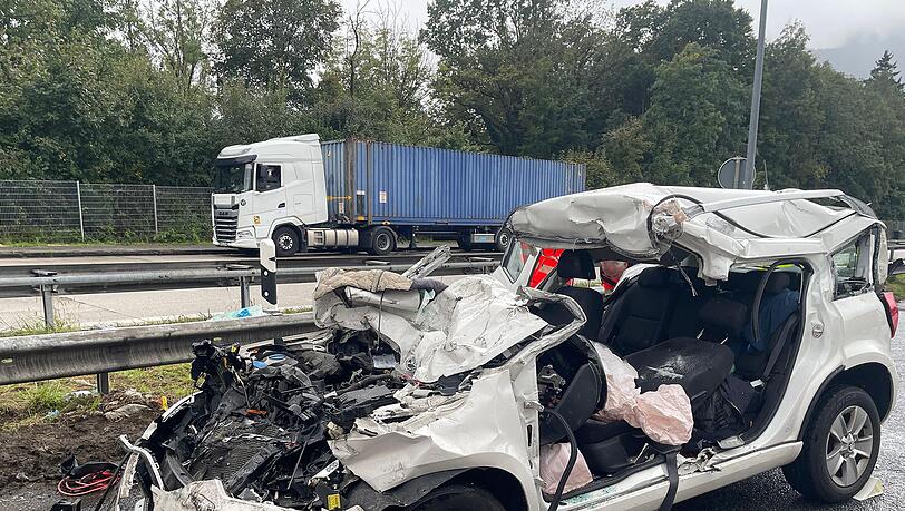 Das Unfallauto wurde so stark beschädigt, dass der Fahrer und seine Frau im Wagen eingeklemmt wurden.