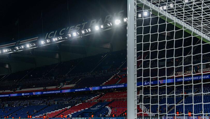 Die Bayern-Fans müssen vor dem Parc de Prince die Nacht verbringen.