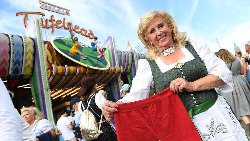 "Teufelsrad"-Betreiberin Elisabeth "Lisi" Polaczy verschenkt an ihre Besucherinnen Radlerhosen. (Archivbild) "Teufelsrad"-Betreiberin Elisabeth "Lisi" Polaczy verschenkt an ihre Besucherinnen Radlerhosen. (Archivbild)