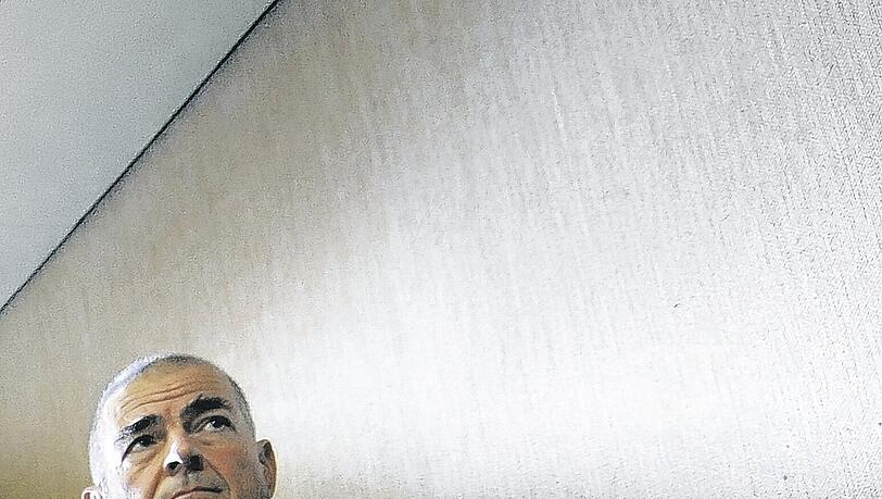 Wer lügt? Ulrich Schumacher sieht sich von Udo Schneider verleumdet. Schneider präsentiert sich als Opfer des Ex-Infineon-Bosses.Foto: ddp/dpa Wer lügt? Ulrich Schumacher sieht sich von Udo Schneider verleumdet. Schneider präsentiert sich als Opfer des Ex-Infineon-Bosses.Foto: ddp/dpa