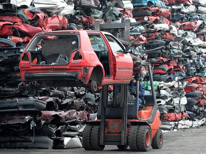 Immer mehr schadstoffreduzierte Autos sind auf den Straßen unterwegs - die Alten werden einfach abgewrackt.