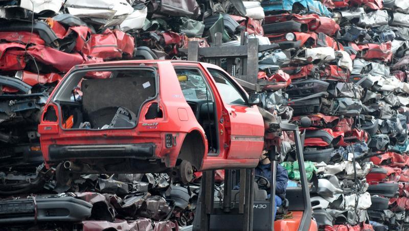 Immer mehr schadstoffreduzierte Autos sind auf den Straßen unterwegs - die Alten werden einfach abgewrackt. Immer mehr schadstoffreduzierte Autos sind auf den Straßen unterwegs - die Alten werden einfach abgewrackt.