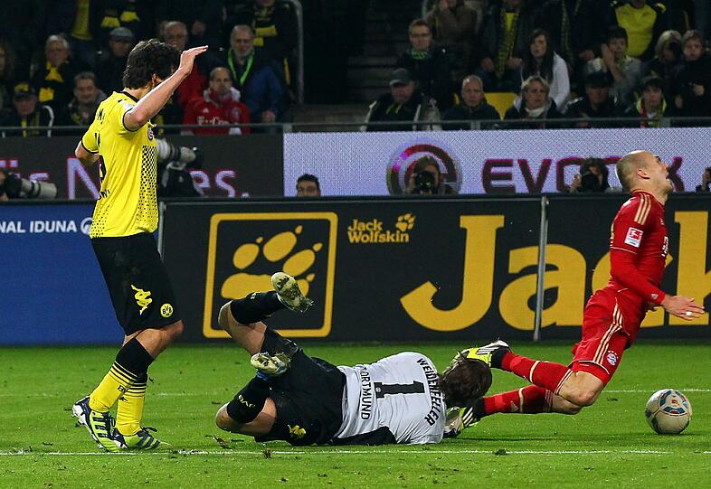 BVB-Keeper Weidenfeller foult Arjen Robben.