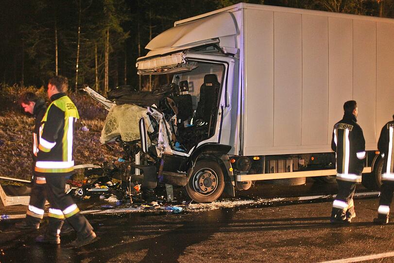 Unfall auf der Autobahn 3 in der Nähe des Autobahnkreuzes Nürnberg: Der Fahrer des Lkw ist bei dem Unfall in Mittelfranken tödlich verunglückt.