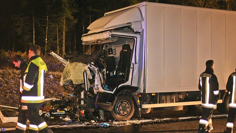 Unfall auf der Autobahn 3 in der Nähe des Autobahnkreuzes Nürnberg: Der Fahrer des Lkw ist bei dem Unfall in Mittelfranken tödlich verunglückt. Unfall auf der Autobahn 3 in der Nähe des Autobahnkreuzes Nürnberg: Der Fahrer des Lkw ist bei dem Unfall in Mittelfranken tödlich verunglückt.