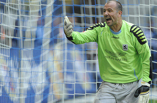 GABOR KIRALY NOTE:  3
Lange beschäftigungslos, beim Gegentor chancenlos.
