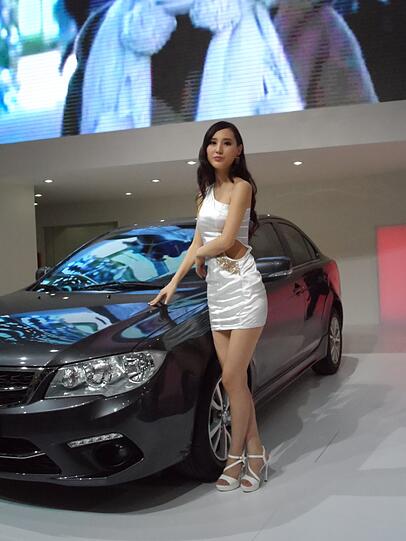 Schöne Frauen an neuen Autos: Eine nach wie vor unschlagbar attraktive Kombination - auch in Shanghai.