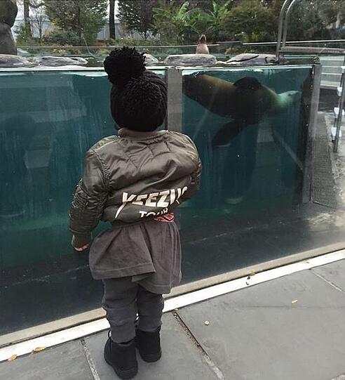 Kim Kardashian mit Töchterchen North West im Zoo.