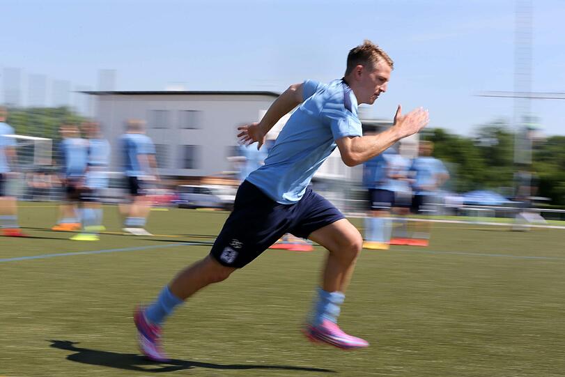 Schwitzen in der Vorbereitung: Löwen-Trainer Torsten Fröhling ließ seine Mannschaft beim Vormittagstraining am Dienstag sprinten.