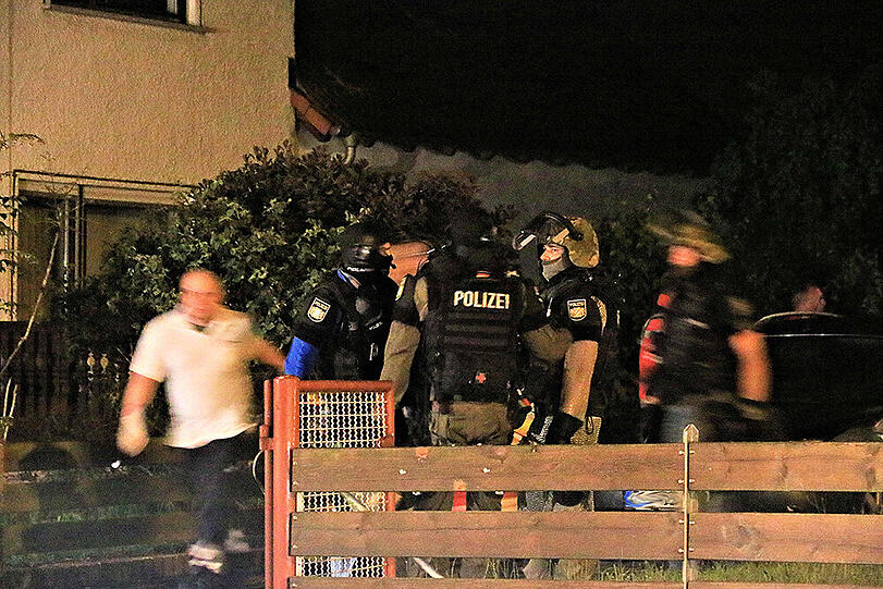 Ein bewaffneter Mann hielt den kleinen oberfränkischen Ort Reundorf am Sonntag in Atem - die Bilder vom SEK-Einsatz.