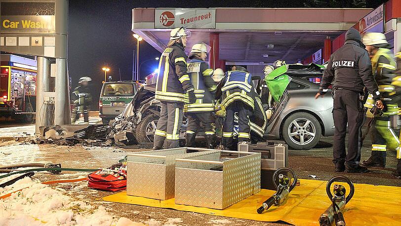 Das Auto ist nach dem Unfall vollkommen zerstört, der Fahrer schwer verletzt. Die Bilder aus Traunreut.