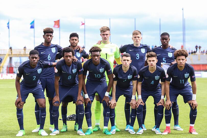 Team-Kollegen in der englischen U17-Auswahl: Callum Hudson-Odoi (Nummer 10) und Jadon Sancho (Nummer 11).