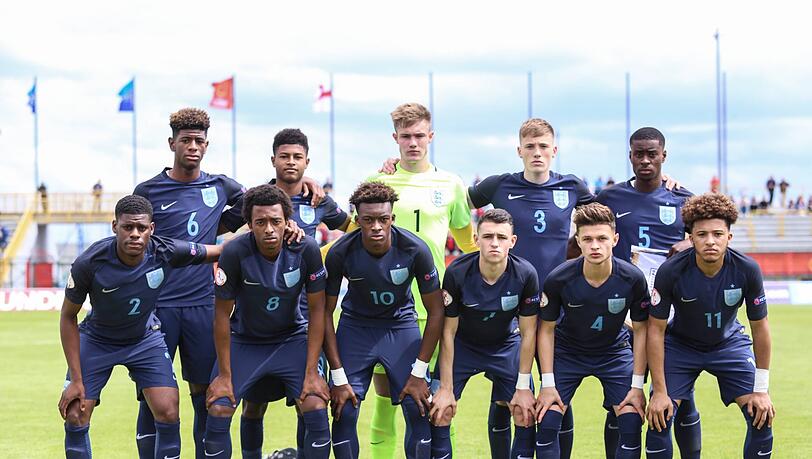Team-Kollegen in der englischen U17-Auswahl: Callum Hudson-Odoi (Nummer 10) und Jadon Sancho (Nummer 11). Team-Kollegen in der englischen U17-Auswahl: Callum Hudson-Odoi (Nummer 10) und Jadon Sancho (Nummer 11).