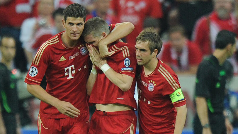 Drama dahoam: Gomez (links) und Lahm trösten Schweinsteiger nach dessen Elfer-Fehlschuss bei der Finalniederlage gegen Chelsea im Mai 2012.
