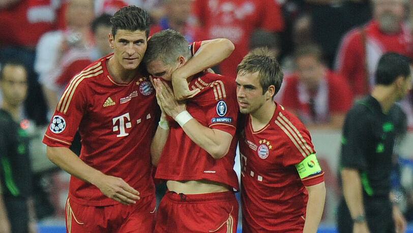 Drama dahoam: Gomez (links) und Lahm trösten Schweinsteiger nach dessen Elfer-Fehlschuss bei der Finalniederlage gegen Chelsea im Mai 2012. Drama dahoam: Gomez (links) und Lahm trösten Schweinsteiger nach dessen Elfer-Fehlschuss bei der Finalniederlage gegen Chelsea im Mai 2012.