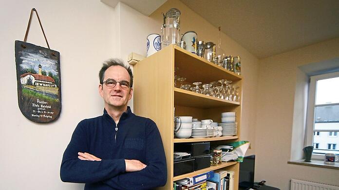 Reinhold Dietz lebt seit fast 14 Jahren im Ledigenheim - heute in einem größeren Zimmer. An der Wand hängt das Schild seines ehemaligen Gasthofs. Foto: Petra Schramek Reinhold Dietz lebt seit fast 14 Jahren im Ledigenheim - heute in einem größeren Zimmer. An der Wand hängt das Schild seines ehemaligen Gasthofs. Foto: Petra Schramek