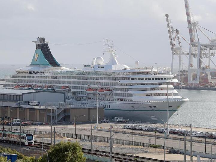 Das deutsche Kreuzfahrtschiff "MS Artania" liegt im Hafen von Fremantle.