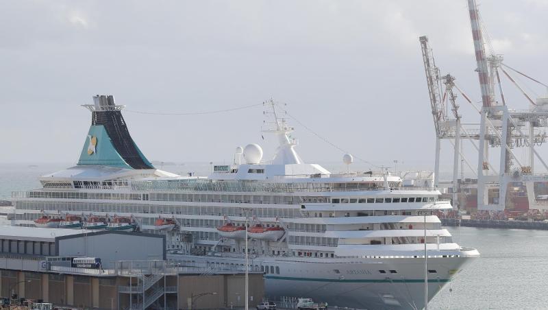 Das deutsche Kreuzfahrtschiff "MS Artania" liegt im Hafen von Fremantle. Das deutsche Kreuzfahrtschiff "MS Artania" liegt im Hafen von Fremantle.