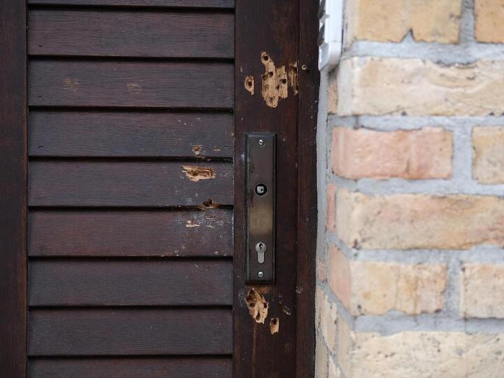 Die Tür der Synagoge ist bei dem Anschlag durch mehrere Schüsse beschädigt worden.