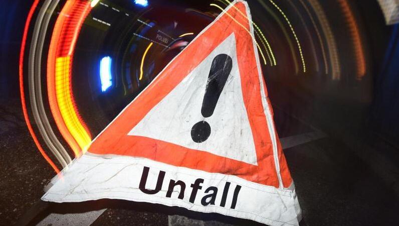 Ein Unfall zwischen einem Lastwagen und Auto forderte zwei Schwerverletzte und einen Leichtverletzten. Ein Unfall zwischen einem Lastwagen und Auto forderte zwei Schwerverletzte und einen Leichtverletzten.