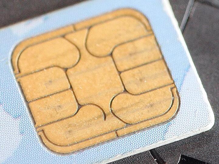 Eine SIM-Karte für den Mobilfunk. Foto: picture alliance / Bernd Thissen/dpa/Symbolbild