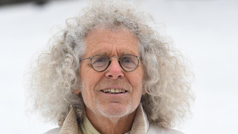 Rainer Langhans geht im verschneiten Luidpoldpark spazieren.