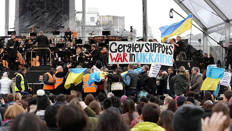 Protest gegen Valery Gergiev bei einem Open-Air-Konzert des London Symphony Orchestra auf dem Trafalgar Square in London (2014). Protest gegen Valery Gergiev bei einem Open-Air-Konzert des London Symphony Orchestra auf dem Trafalgar Square in London (2014).