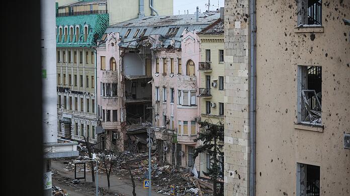 Ein völlig zerstörtes Gebäude ist nach russischem Beschuss in Charkiw zu sehen.