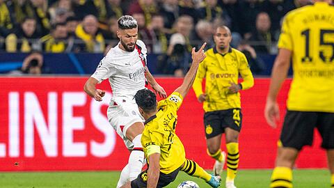 BVB-Kapitän Emre Can versucht Milans Olivier Giroud (l.) den Ball abzugrätschen.