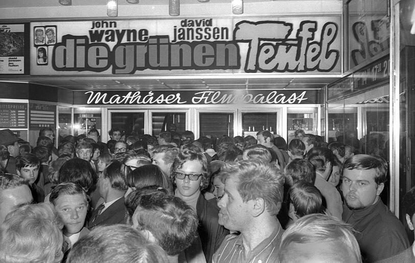 1968: John Wayne im Hollywood-Film "Die Gr&uuml;nen Teufel" wurde als Kriegsverherrlichung des Vietnam-Krieges angesehen und l&ouml;ste weltweite Demonstrationen aus. Auch diese Filmpremiere war im Math&auml;ser-Kino, 1968.