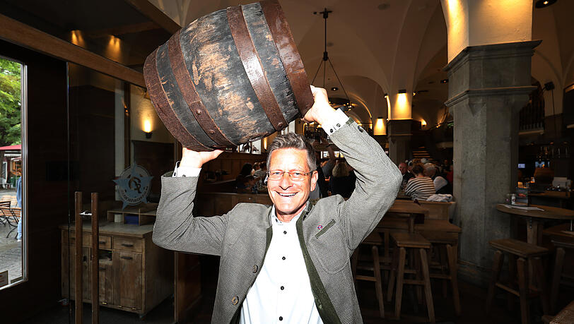 Hoch lebe das Holzfass! Wirt Jürgen Lochbihler feiert das 100.000 Fass im Pschorr am Viktualienmarkt. Hoch lebe das Holzfass! Wirt Jürgen Lochbihler feiert das 100.000 Fass im Pschorr am Viktualienmarkt.