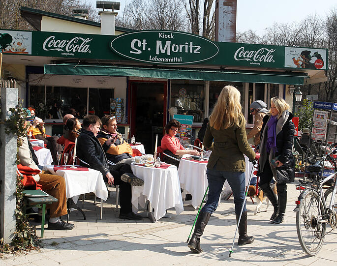 17 Uhr: St. Moritz vor der Haustür: In der Gunezrainerstraße scheint die Sonne um 17 Uhr. Wer mag, kann während des Nordic Walking vorbei schauen.