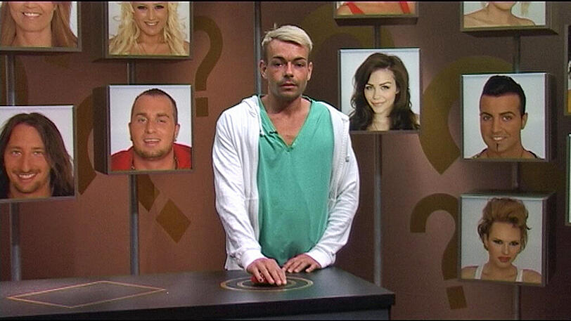 Fabienne, Daggy und Hedia stecken die Köpfe zusammen und fragen sich, ob die beiden wohl Sex im Haus haben werden. Fabienne: &bdquo;Never! Niemals.&ldquo;