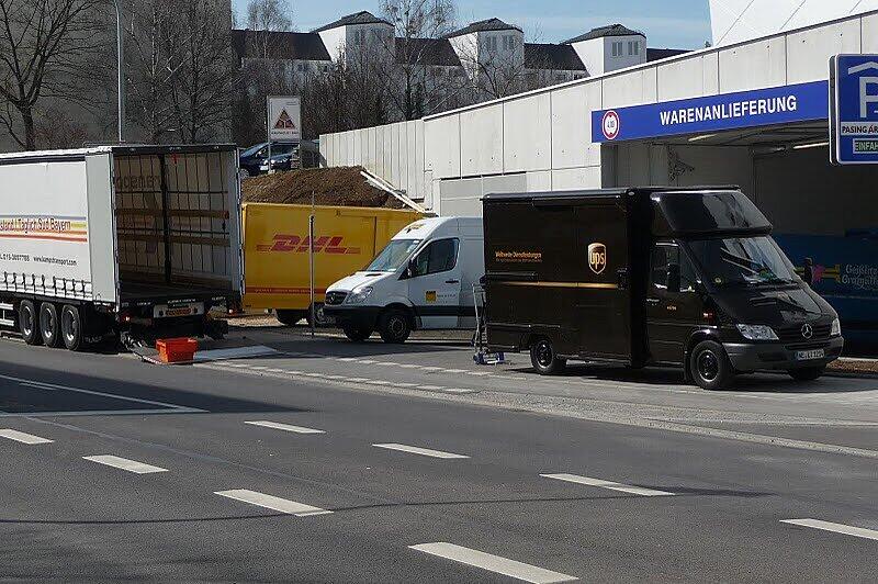 Ein Klassiker: Praktisch, solche Radlwege - sie sind Parkplatz und Ladezone in einem.