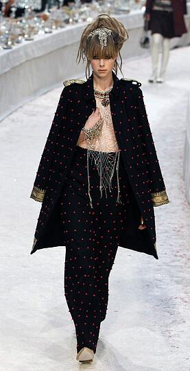 Models aus einer anderen Welt: Karl Lagerfeld hat am Dienstag seine neue &bdquo;Chanel Métiers d&rsquo;Art&ldquo;-Kollektion in Paris präsentiert - hier gibt's die besten Bilder.