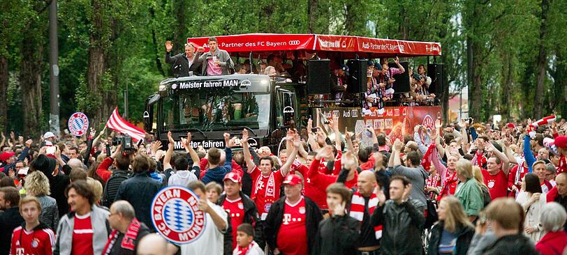 Die Bayern-Stars auf dem Weg zum Rathaus. So feiern die Stars bereits auf dem Weg vom Stadion in die Innenstadt. Die Bilder vom Fan-Truck.