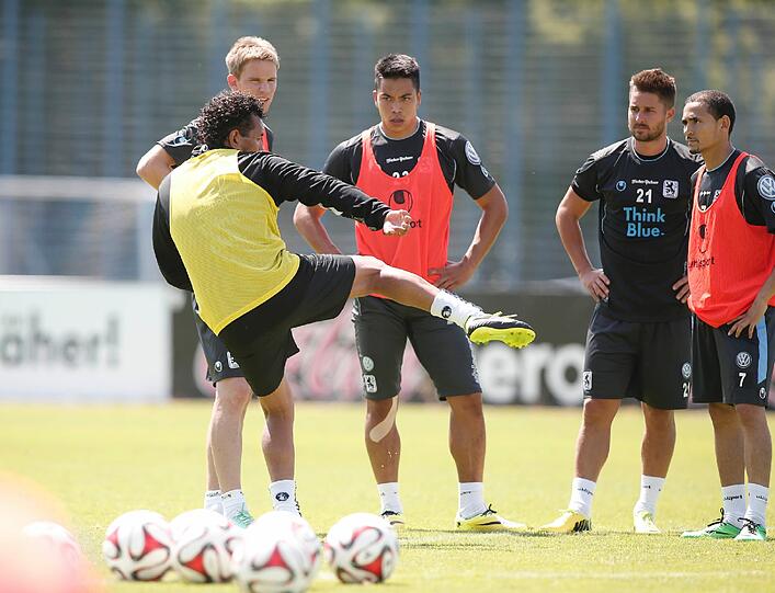 Leidenschaftlich und Emotional ist der Coach: Ricardo Moniz (gelbes Leibchen).