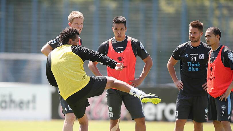 Leidenschaftlich und Emotional ist der Coach: Ricardo Moniz (gelbes Leibchen). Leidenschaftlich und Emotional ist der Coach: Ricardo Moniz (gelbes Leibchen).