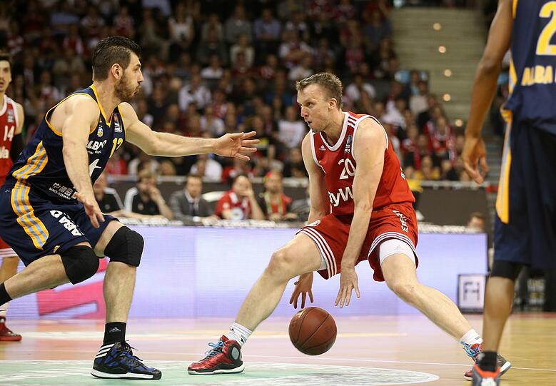 Arjen Robben als Glücksbringer: Die Bayern haben sich im zweiten Spiel gegen ALBA Berlin zurückgekämpft. Die Bilder.