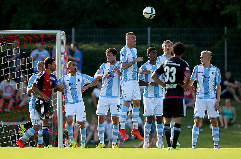 Die Bilder vom Vorbereitungsspiel der Löwen gegen den FC Basel.