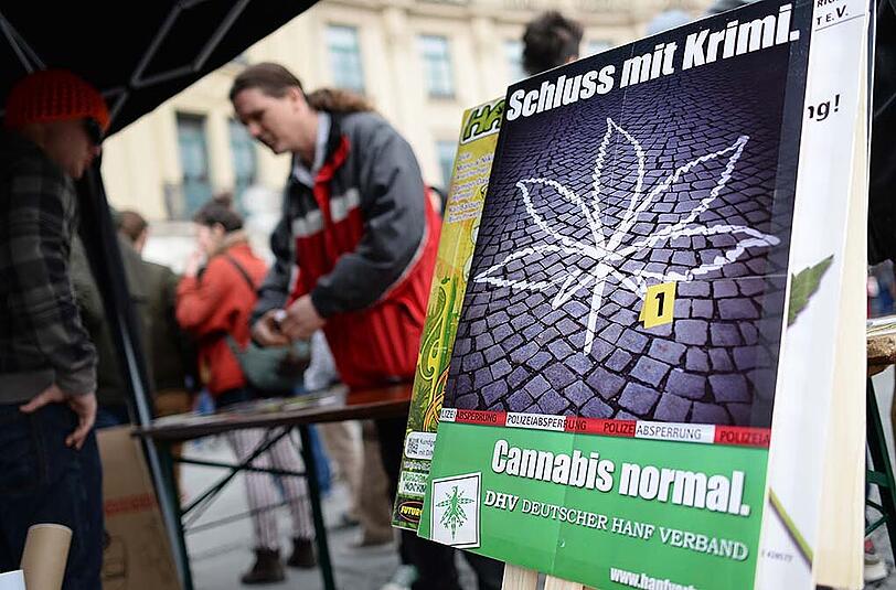 "Schluss mit Krimi - Cannabis legal": Lange sammelten die Haschisch-Befürworter Unterschriften für ein Volksbegehren. Jetzt haben sie insgesamt 35.000 Unterschriften, das Volksbegehren kann beantragt werden. (Archivbild)