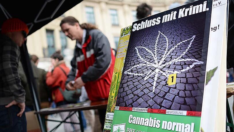 "Schluss mit Krimi - Cannabis legal": Lange sammelten die Haschisch-Befürworter Unterschriften für ein Volksbegehren. Jetzt haben sie insgesamt 35.000 Unterschriften, das Volksbegehren kann beantragt werden. (Archivbild) "Schluss mit Krimi - Cannabis legal": Lange sammelten die Haschisch-Befürworter Unterschriften für ein Volksbegehren. Jetzt haben sie insgesamt 35.000 Unterschriften, das Volksbegehren kann beantragt werden. (Archivbild)