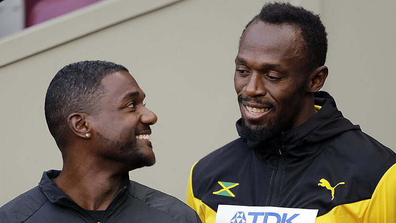 Goldmedaillengewinner Justin Gatlin (links) aus den USA und Bronzemedaillengewinner Usain Bolt aus Jamaika unterhalten sich vor der Siegerehrung.