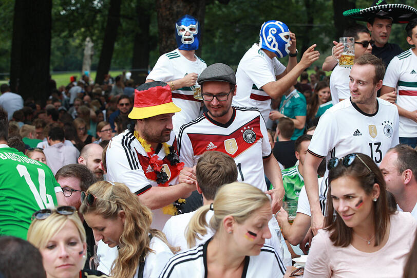 Deutsche und mexikanische Fans im Hirschgarten: die Bilder vom Public Viewing.