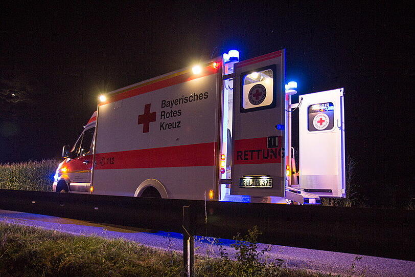 Auf der B20 bei Feldkirchen kollidierten am Sonntagabend zwei Autos. Ein Mann erlag noch an der Unfallstelle seinen Verletzungen, zwei weitere wurden schwer verletzt.