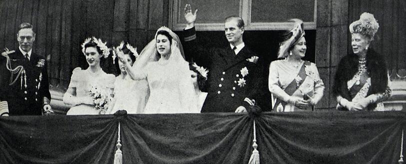Neue Familie: Prinz Philip winkt am 20. November 1947 vom Balkon des Buckingham Palace. Neben ihm (v.l.): König George VI., Prinzessin Margaret, Prinzessin Elizabeth, Queen Elizabeth (Queen Mum) und Queen Mary.