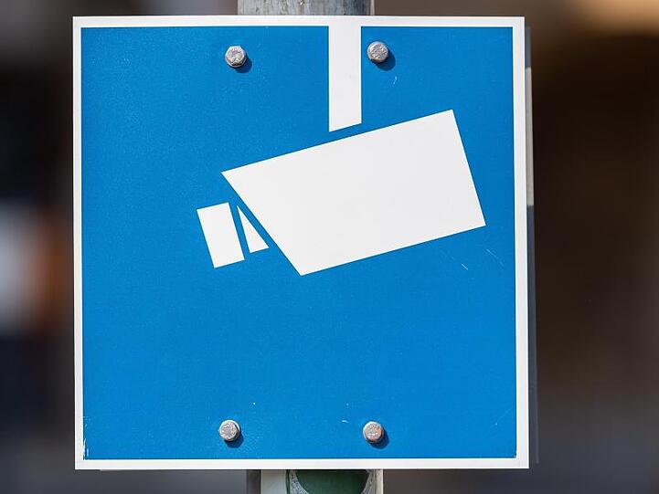 Ein Hinweisschild mit einer Kamera steht an einer Straße. Foto: Robert Michael/dpa-Zentralbild/dpa/Archivbild
